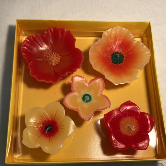 Crate&Barrel flower floating candles New in box - Picture 2 of 16